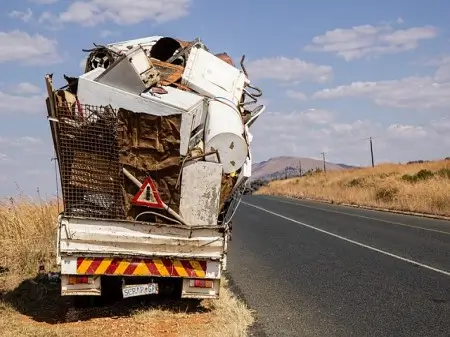 Clear Junk Dubai truck loaded with waste for disposal